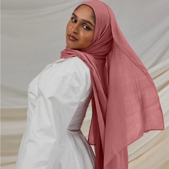 Chic Rose Hijab - Picture 1 of 1